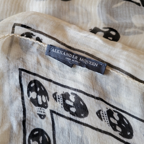 Alexander McQueen Ivory & Black Silk Skull Print Scarf - Picture 2 of 4
